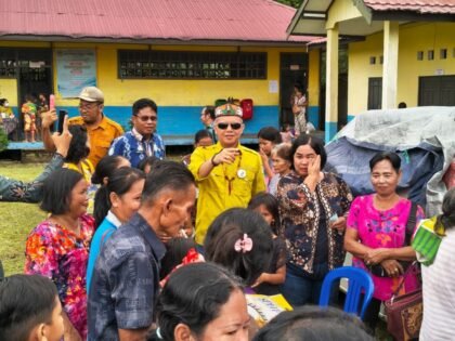 Foto Bupati Gunung Mas Jaya Samaya Monong