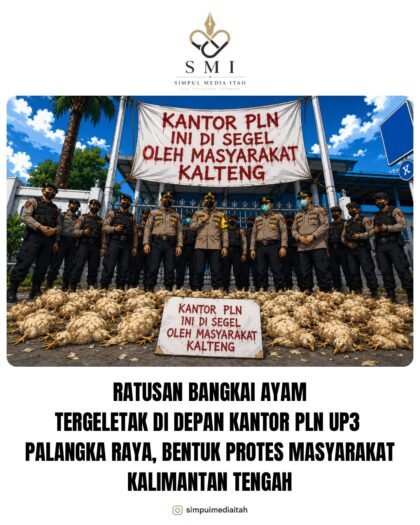 Foto massa peternak ayam sedang membuang bangkai ayam di depan Kantor PLN UP3 Palangka Raya.